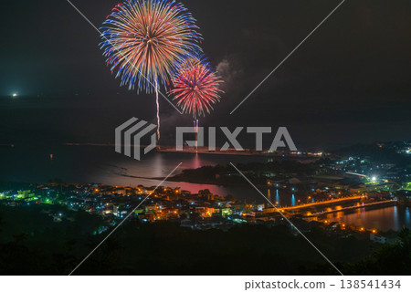 煙火表演,屋久島的夜景,神靈居住的地方(夏季) 煙火表演,屋久島的夜景,神靈居住的地方(夏季) 138541434