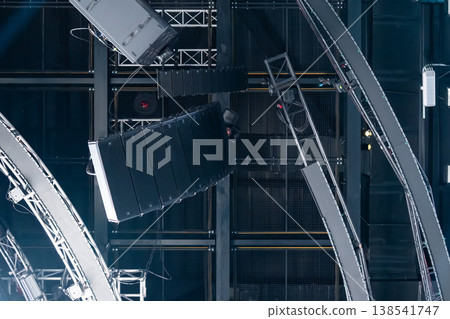 活動場地天花板上的音響設備 138541747