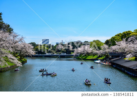 櫻花在千代gabuchi,東京盛開 櫻花在千代gabuchi,東京盛開 138541811