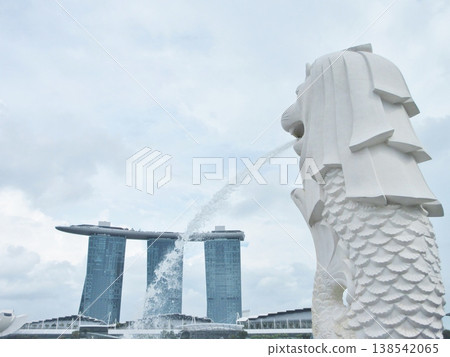 Singapore: Merlion and Marina Bay Sands 138542065
