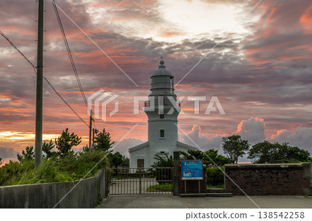屋久島燈塔，傍晚景色，美麗的緋紅色雲彩（夏季） 138542258