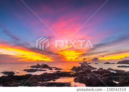 屋久島，眾神居住的島嶼；美麗的夏日黎明。 138542319