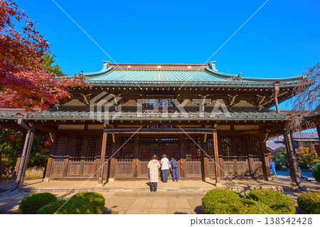 秋季在東京世田谷區參觀豪德寺佛殿。 秋季在東京世田谷區參觀豪德寺佛殿。 138542428