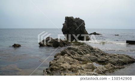 日本海平靜的夏日景色及其奇特的岩石地形。 138542908