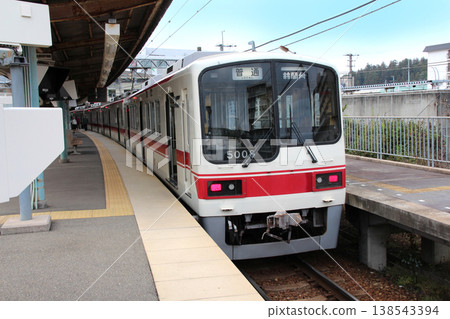 一列開往鈴蘭台的當地列車,在神戶電鐵的三田車站停靠。 一列開往鈴蘭台的當地列車,在神戶電鐵的三田車站停靠。 138543394