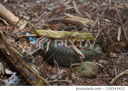 山裡遺棄的輪胎 138543422