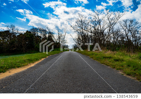 《A country road, blue sky, clouds, scenery》 138543659