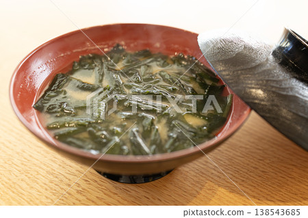 一碗看起來很美味的味噌湯,裡面有很多海帶,盛在漆碗裡。 一碗看起來很美味的味噌湯,裡面有很多海帶,盛在漆碗裡。 138543685