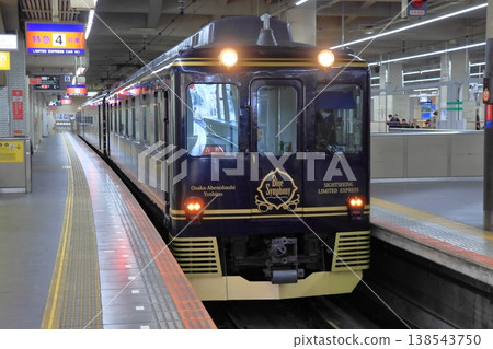 開往吉野的觀光特快列車「藍色交響曲」停靠在大阪阿倍野橋站。 138543750