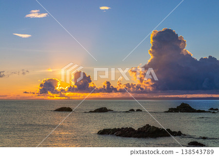 屋久島,眾神居住的島嶼;美麗的日出(夏季) 屋久島,眾神居住的島嶼;美麗的日出(夏季) 138543789