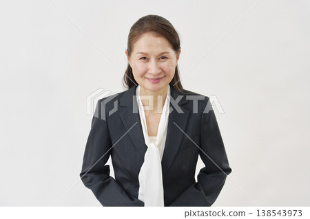 一位女子在白色背景上鞠躬 138543973