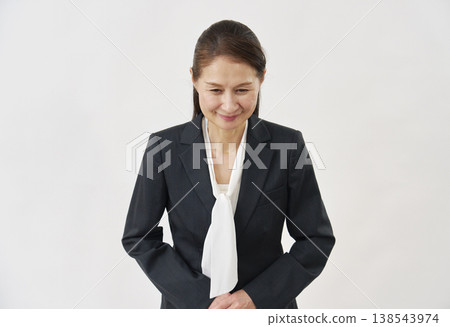 一位女子在白色背景上鞠躬 138543974
