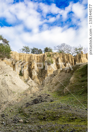 阿波羅地柱是德島縣的天然紀念物，高聳入雲，映襯著蔚藍的天空。 138544077