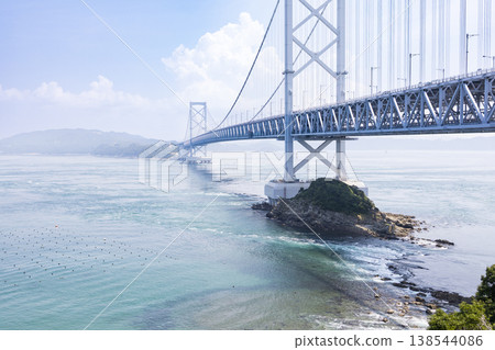 平靜的鳴門海峽與鳴門大橋構成了一幅動感十足的畫面。 138544086