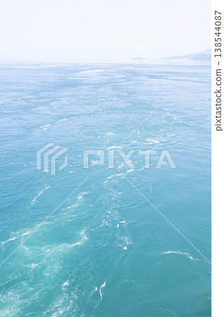 美麗的鳴門海峽平靜的水流 138544087