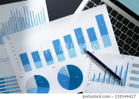 商業財務分析。筆記型電腦上的圖表報告。用於績效分析和統計數據的圖表。 商業財務分析。筆記型電腦上的圖表報告。用於績效分析和統計數據的圖表。 138544427