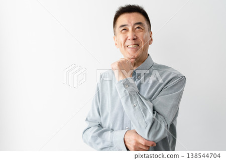 一位身著休閒服的老年男子站著——一張生活方式照片。 138544704