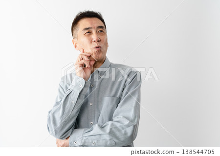 一位身著休閒服的老年男子站著——一張生活方式照片。 一位身著休閒服的老年男子站著——一張生活方式照片。 138544705