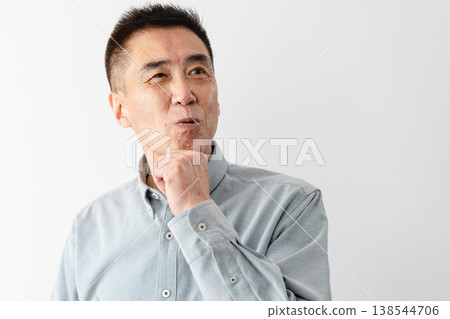一位身著休閒服的老年男子站著——一張生活方式照片。 一位身著休閒服的老年男子站著——一張生活方式照片。 138544706