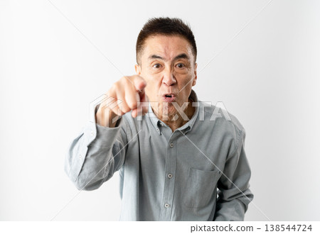 一位身著休閒服的老年男子站著——一張生活方式照片。 一位身著休閒服的老年男子站著——一張生活方式照片。 138544724