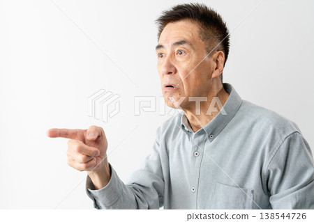 一位身著休閒服的老年男子站著——一張生活方式照片。 一位身著休閒服的老年男子站著——一張生活方式照片。 138544726