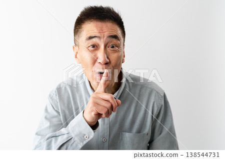 一位身著休閒服的老年男子站著——一張生活方式照片。 一位身著休閒服的老年男子站著——一張生活方式照片。 138544731