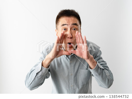 一位身著休閒服的老年男子站著——一張生活方式照片。 一位身著休閒服的老年男子站著——一張生活方式照片。 138544732