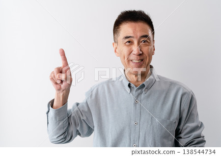 一位身著休閒服的老年男子站著——一張生活方式照片。 138544734