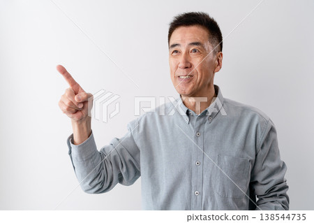一位身著休閒服的老年男子站著——一張生活方式照片。 一位身著休閒服的老年男子站著——一張生活方式照片。 138544735