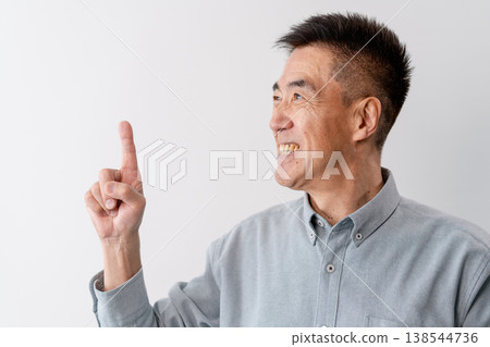 一位身著休閒服的老年男子站著——一張生活方式照片。 一位身著休閒服的老年男子站著——一張生活方式照片。 138544736