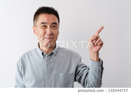 一位身著休閒服的老年男子站著——一張生活方式照片。 一位身著休閒服的老年男子站著——一張生活方式照片。 138544737