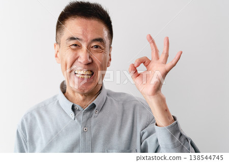 一位身著休閒服的老年男子站著——一張生活方式照片。 一位身著休閒服的老年男子站著——一張生活方式照片。 138544745