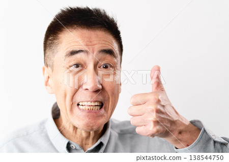 一位身著休閒服的老年男子站著——一張生活方式照片。 一位身著休閒服的老年男子站著——一張生活方式照片。 138544750
