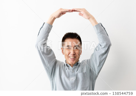 一位身著休閒服的老年男子站著——一張生活方式照片。 一位身著休閒服的老年男子站著——一張生活方式照片。 138544759