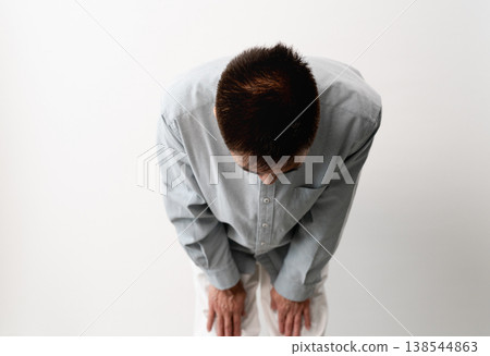 一位身著休閒服的老年男子站著——一張生活方式照片。 一位身著休閒服的老年男子站著——一張生活方式照片。 138544863