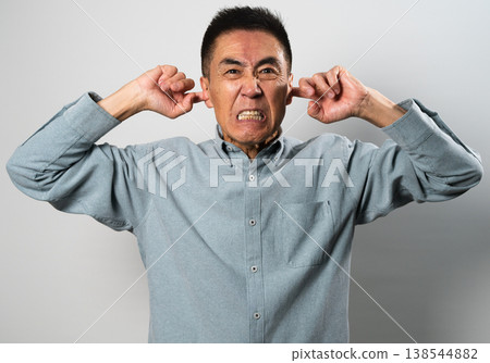 一位身著休閒服的老年男子站著——一張生活方式照片。 一位身著休閒服的老年男子站著——一張生活方式照片。 138544882