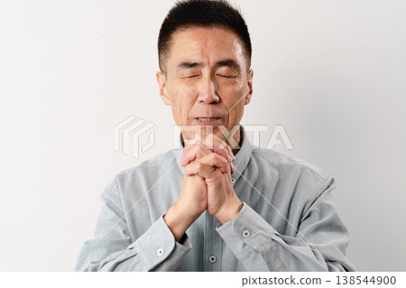 A senior man in casual clothes standing – a lifestyle image. 138544900