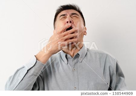 一位身著休閒服的老年男子站著——一張生活方式照片。 138544909