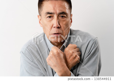 一位身著休閒服的老年男子站著——一張生活方式照片。 一位身著休閒服的老年男子站著——一張生活方式照片。 138544911