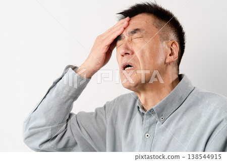 一位身著休閒服的老年男子站著——一張生活方式照片。 138544915