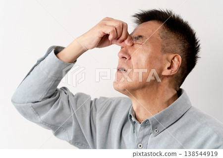 A senior man in casual clothes standing – a lifestyle image. 138544919