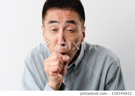 一位身著休閒服的老年男子站著——一張生活方式照片。 一位身著休閒服的老年男子站著——一張生活方式照片。 138544932