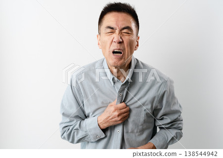 一位身著休閒服的老年男子站著——一張生活方式照片。 138544942
