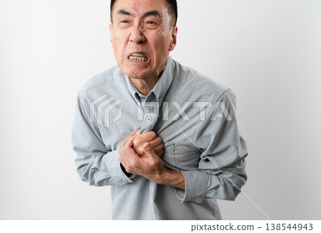 一位身著休閒服的老年男子站著——一張生活方式照片。 138544943