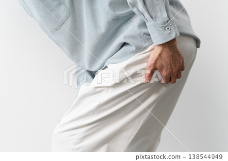 一位身著休閒服的老年男子站著——一張生活方式照片。 138544949