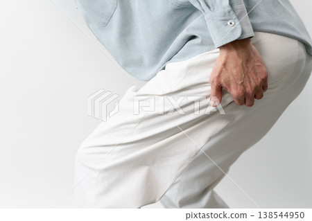 一位身著休閒服的老年男子站著——一張生活方式照片。 一位身著休閒服的老年男子站著——一張生活方式照片。 138544950