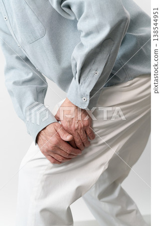 一位身著休閒服的老年男子站著——一張生活方式照片。 138544951
