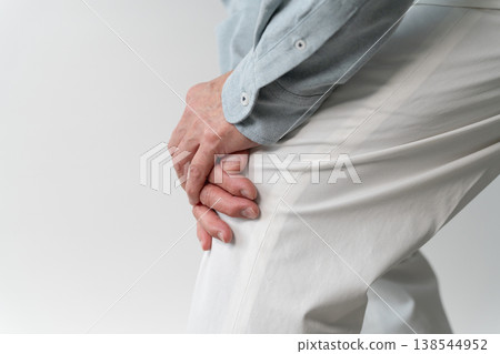 一位身著休閒服的老年男子站著——一張生活方式照片。 一位身著休閒服的老年男子站著——一張生活方式照片。 138544952