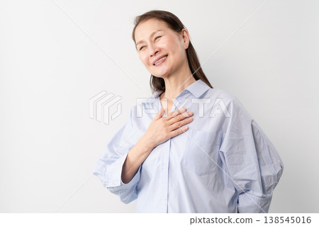 一位身著休閒服的老婦人站著——一張生活方式照片。 一位身著休閒服的老婦人站著——一張生活方式照片。 138545016