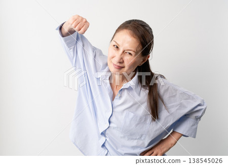 一位身著休閒服的老婦人站著——一張生活方式照片。 138545026
